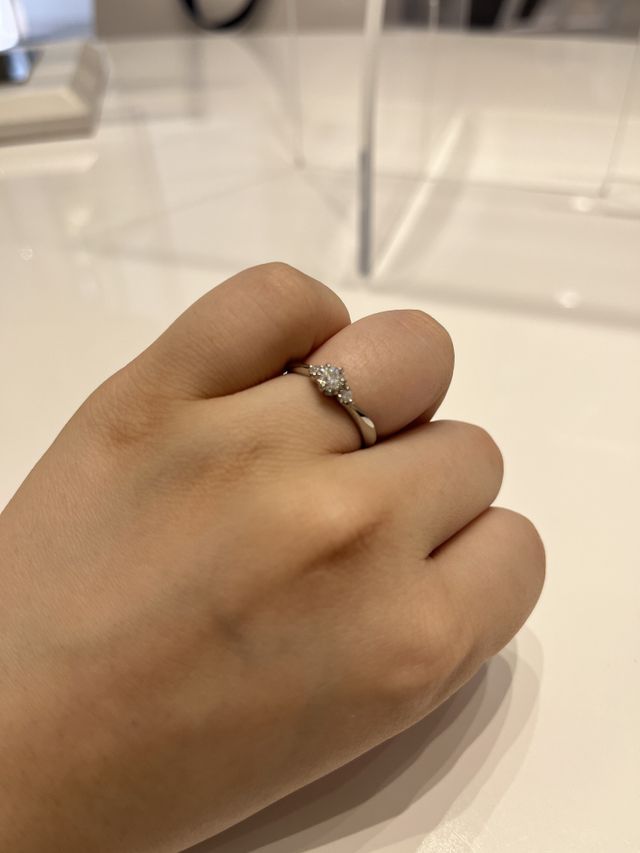 細身のウェーブの指輪！
指が細くみえてダイヤもとても綺麗！