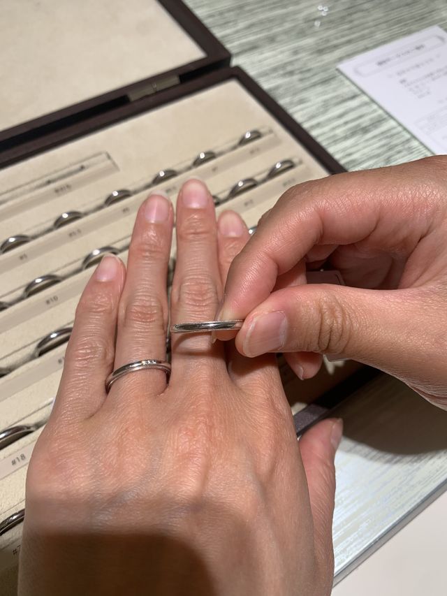 上下のミル打ちが細かく綺麗で2人揃って気に入った指輪でした！