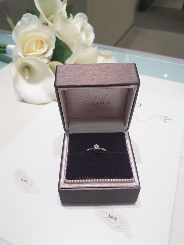 結婚指輪同様にストレートタイプの婚約指輪。