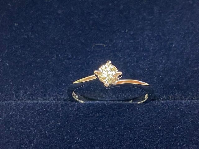 婚約指輪上からの写真