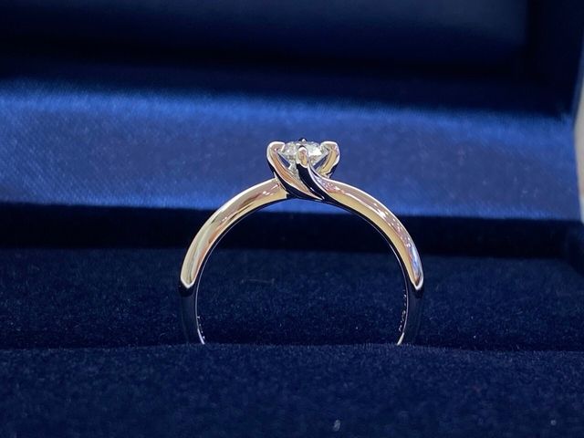 婚約指輪横からの写真