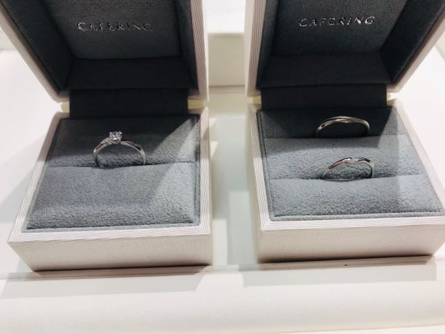 左が婚約指輪、右が結婚指輪