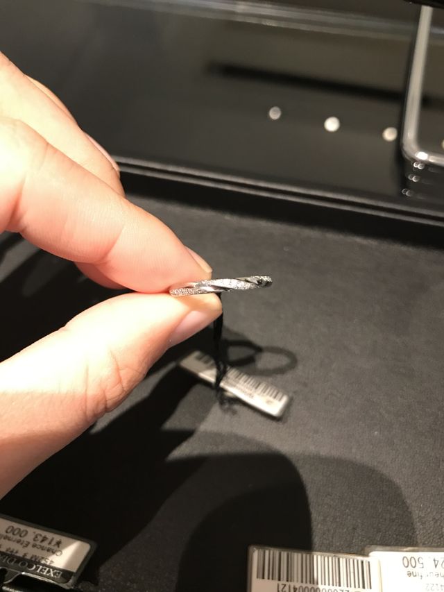 どんな角度から見てもダイヤがきれいに見えるデザインです