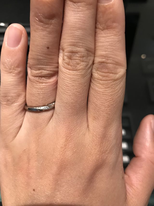 ストレートタイプですが、指がきれいに見えるデザインです