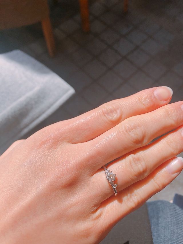 結婚指輪との重ね付けせず、右手に着用している写真です。