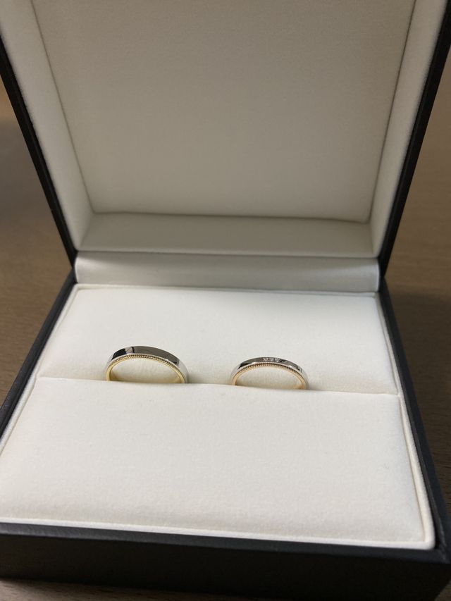 左が新郎、右が新婦のものです。