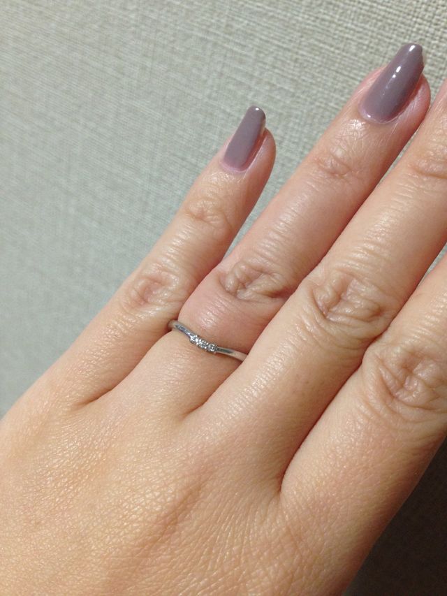 小粒のダイヤが3つついています