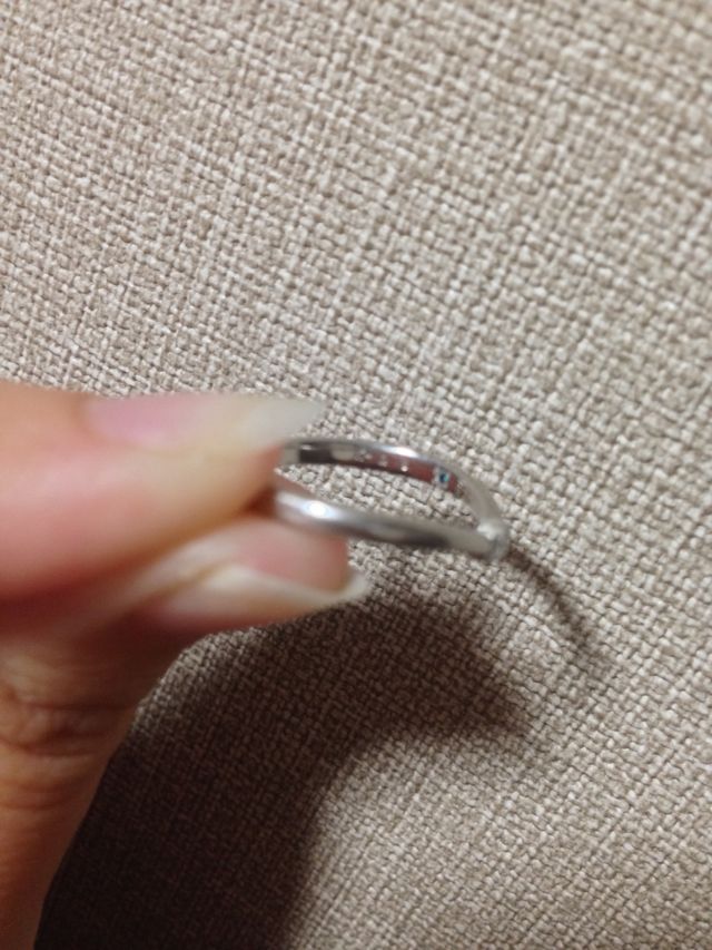 内側にイニシャルの刻印と宝石が埋め込まれています