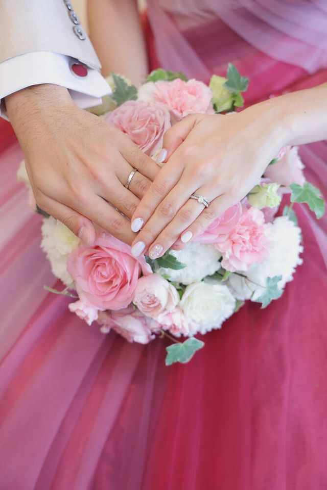 中央のダイヤに向かって絞ってあるデザインです。