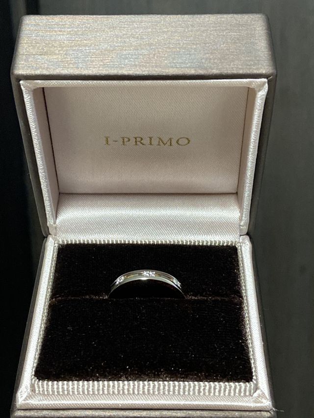 ダイヤが６つ入っており、指輪の色はシルバー、ピンクです