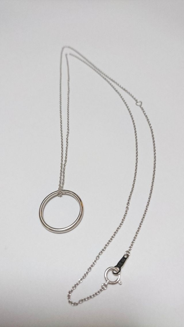 結婚指輪とネックレスチェーンです。