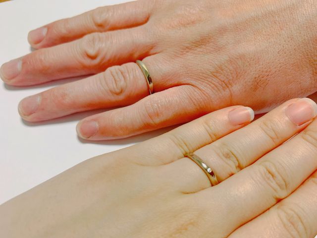 ねじれデザインで、シャンパンゴールドを選択。とても素敵。