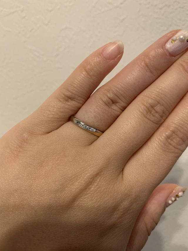 プラチナとイエローゴールドの2種の色が組み合わされています。