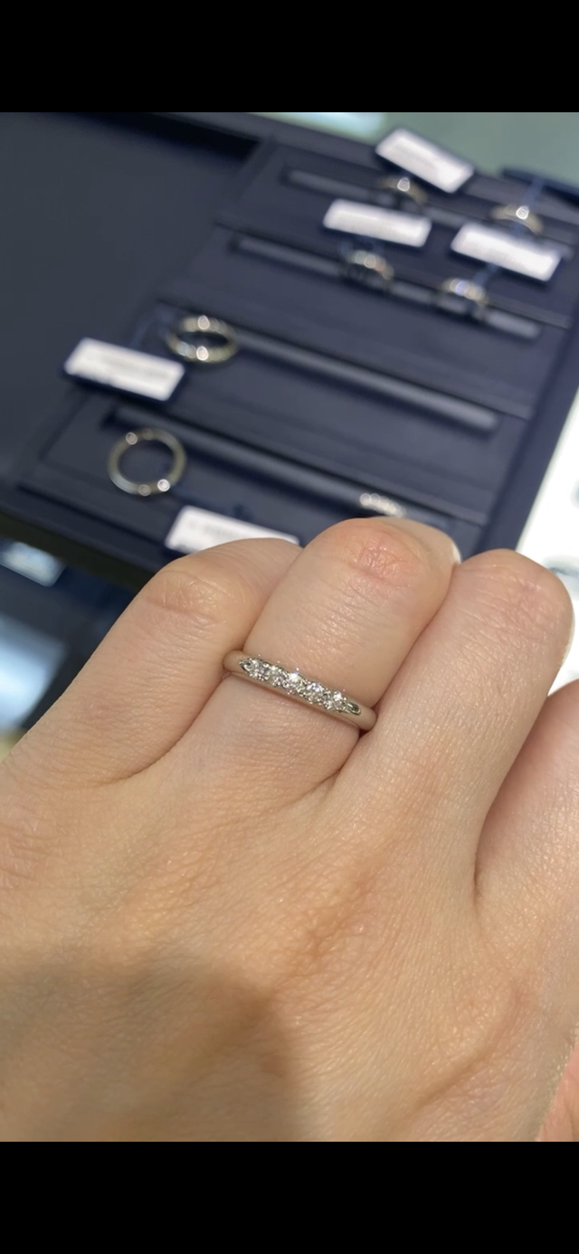 ダイヤが埋め込みではないので光を取り込むことができて良く光る