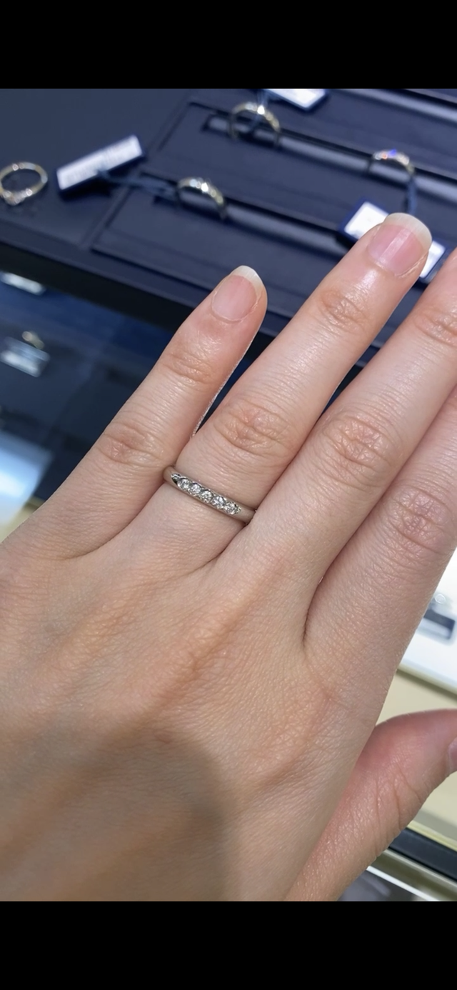 ダイヤが埋め込まれているタイプの指輪です。