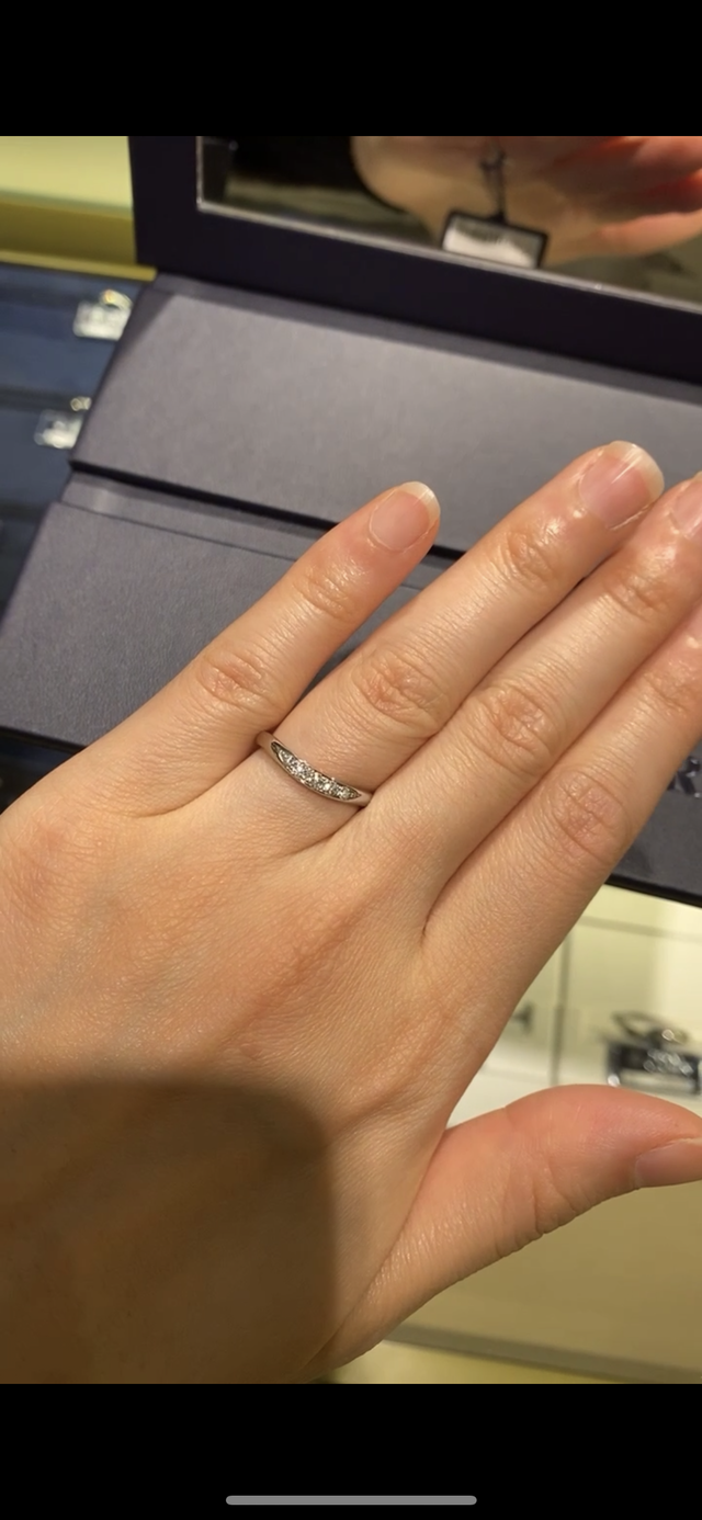 Uカーブの指輪で指を長く見せてくれる効果があるそうです。