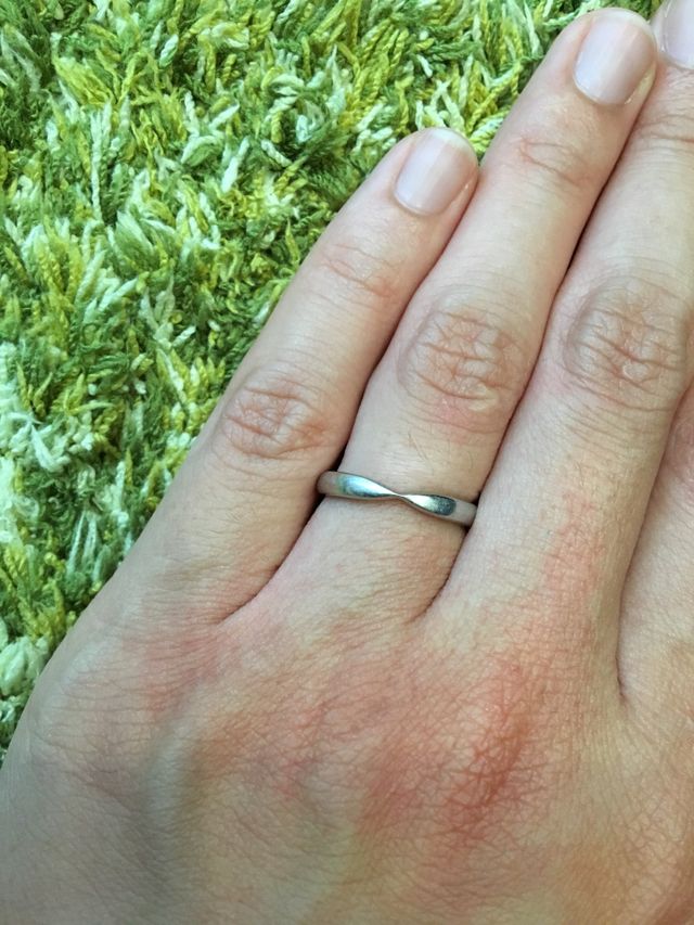 真ん中が細くつまんだような形のリングです