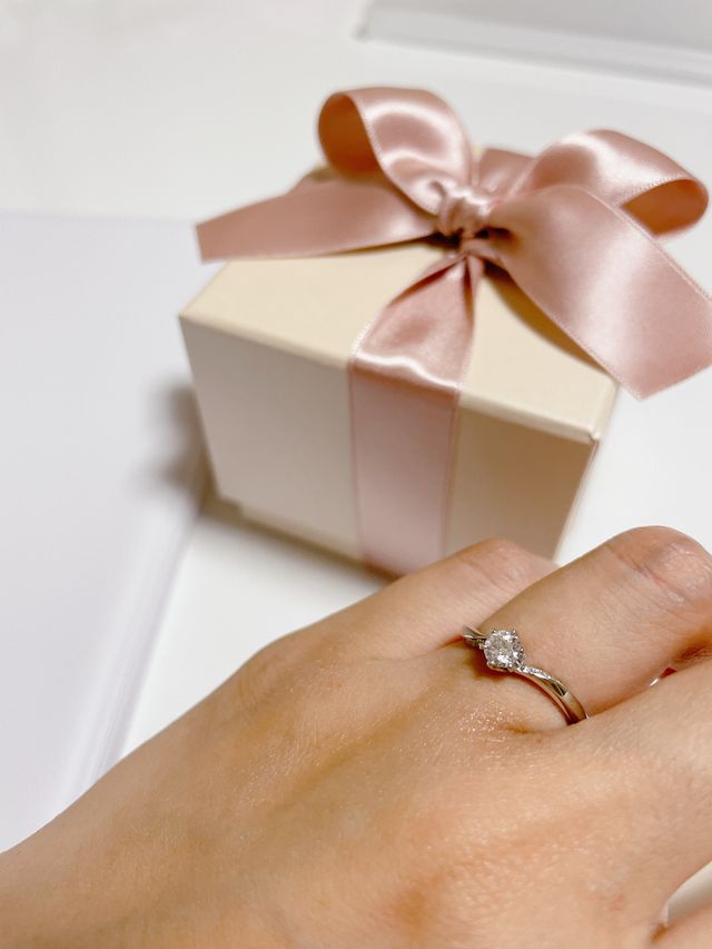 デザインを自分で選び、真ん中のダイアを彼が選んでくれました！