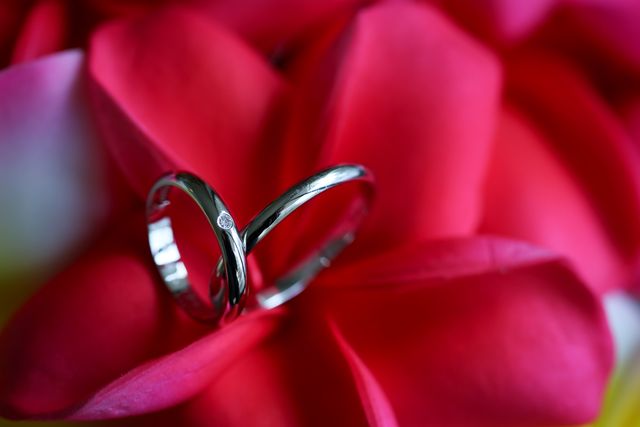 ブーケの上でリングをアップ