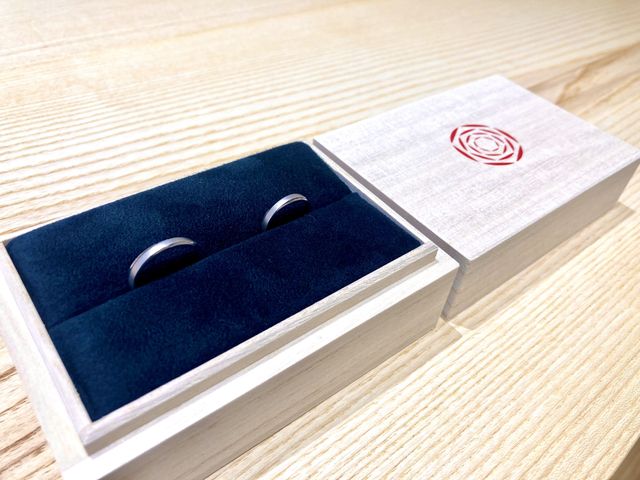 出雲結のマークが入った桐箱です。時結の指輪です。
