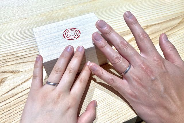 夫婦お揃いのデザインです。表面加工も選べるので嬉しいです。