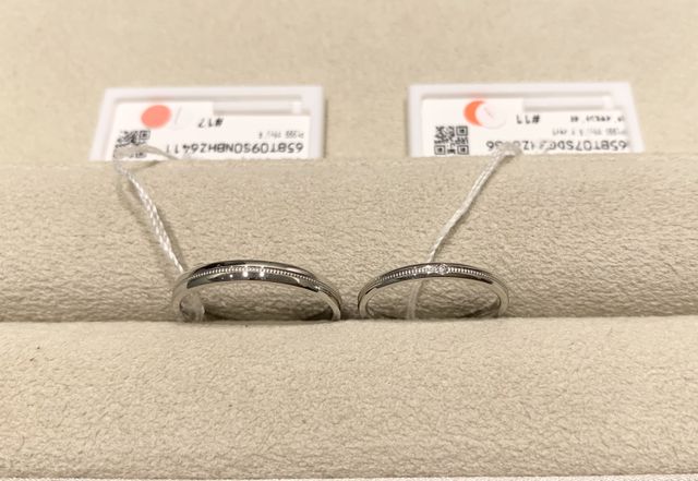 中央のミル打ちのデザインが珍しいなと思い2人で一目惚れ！