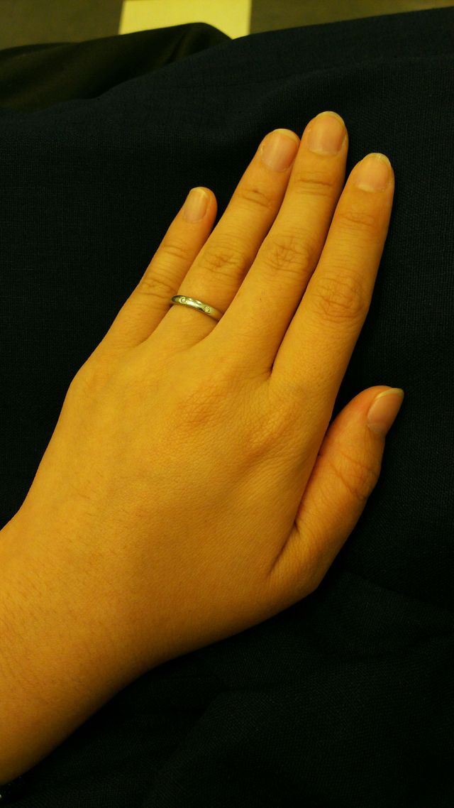 さりげないダイヤがキレイです。