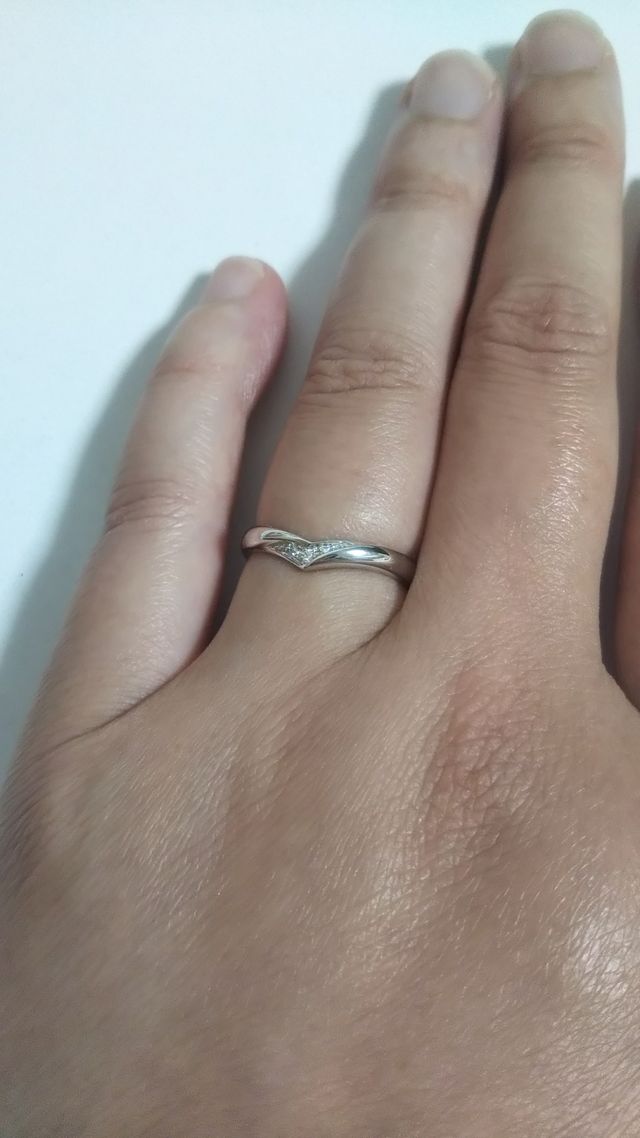 ダイヤが三つで、キラキラしすぎずに穏やかな印象です。