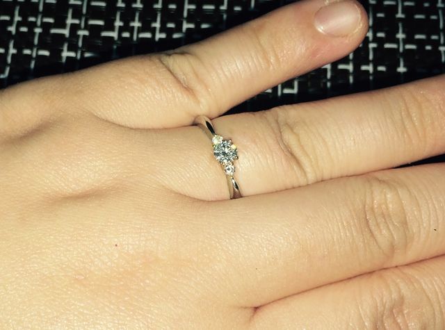 指にはめた写真。THE婚約指輪という感じ。