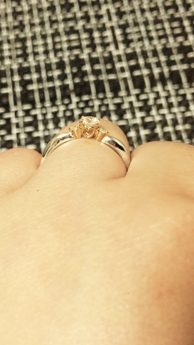 指輪を横からみた写真。ハート型になっている。