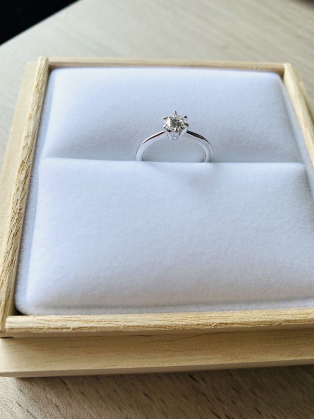 シンプルな婚約指輪です。