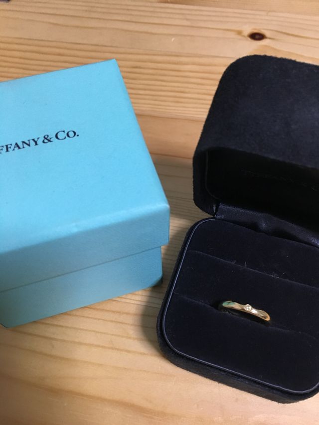 ティファニーのイエローダイヤモンドのゴールド指輪です。