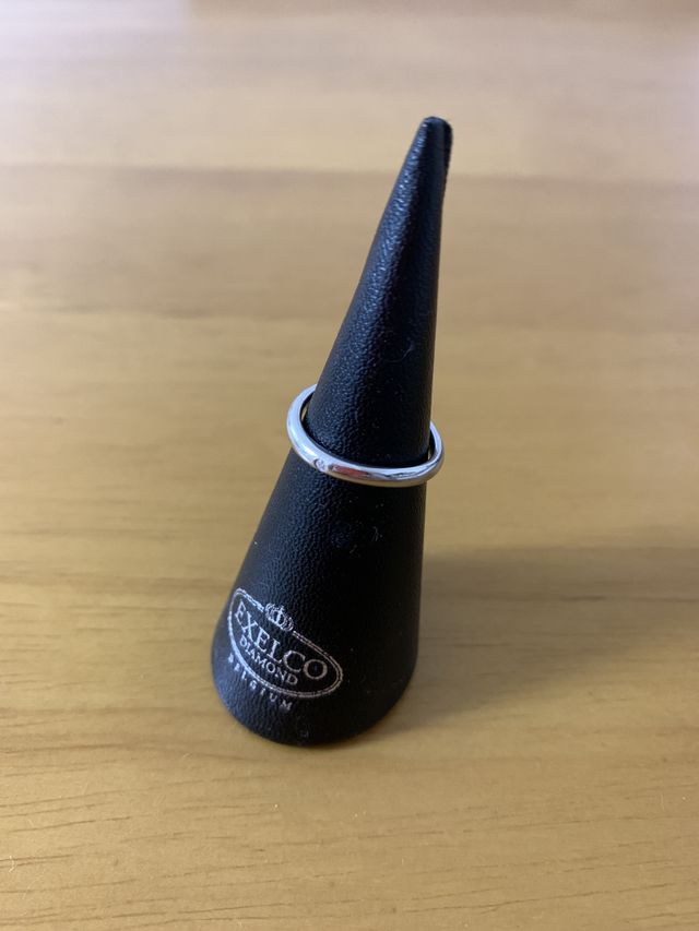 シンプルな一粒ダイヤモンドの指輪です。