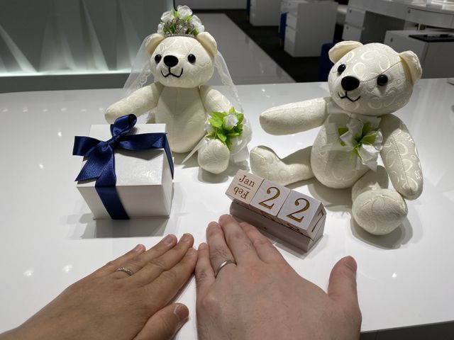 結婚指輪を購入した日に、お店で記念に写真を撮りました。