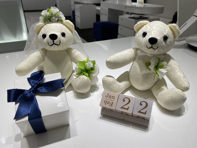 お店にて、結婚記念日の積み木とウエディング姿のクマです。