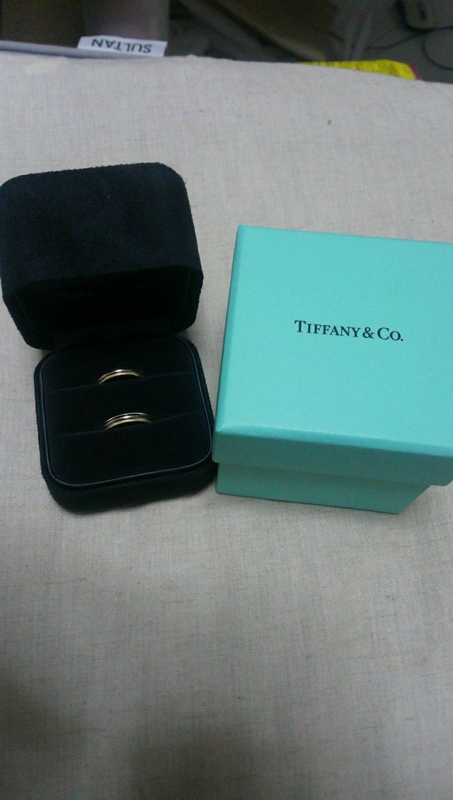 ケースが入ってきた箱と専用のケースに入った指輪です。