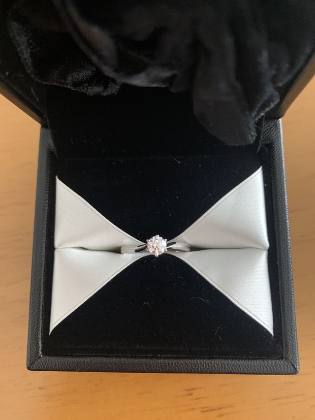 光が当たるとより輝きが綺麗な婚約指輪です。