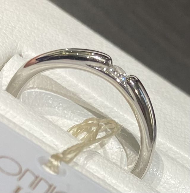 シンプルながらも特徴的なデザインの結婚指輪。