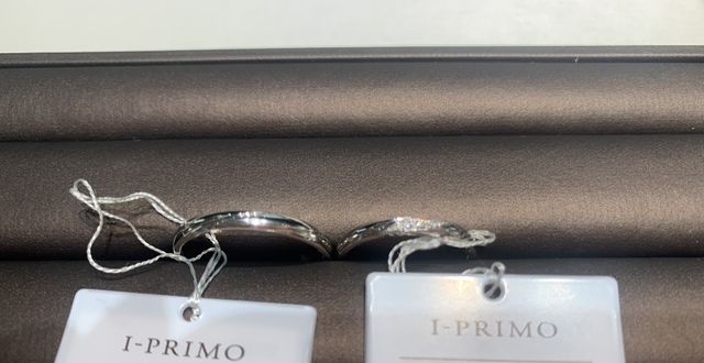 シンプルな中にもダイヤやラインのある結婚指輪