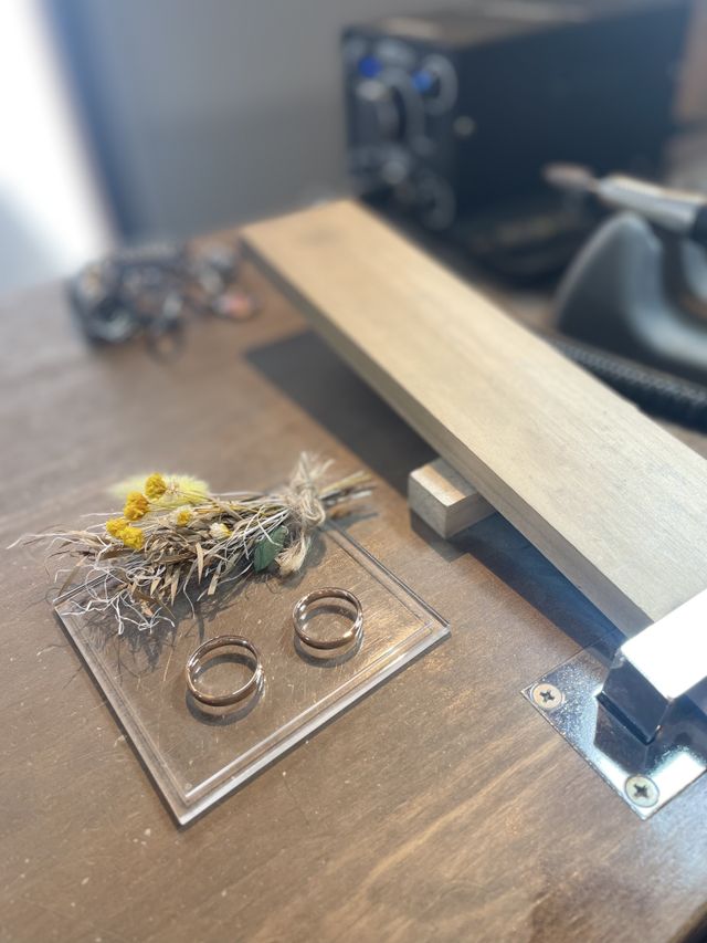 手作りした指輪を作業台で撮りました
