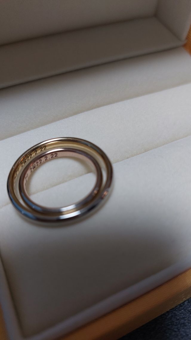 猫が好きなので、猫の絵と結婚記念日を入れました