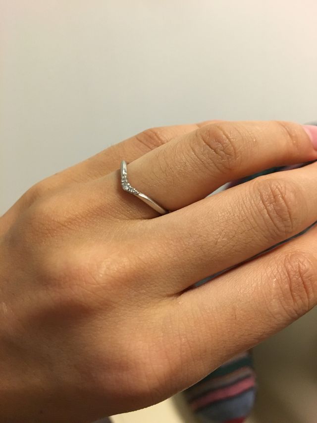 V字の形で真ん中にダイヤの粒が5個付いている。