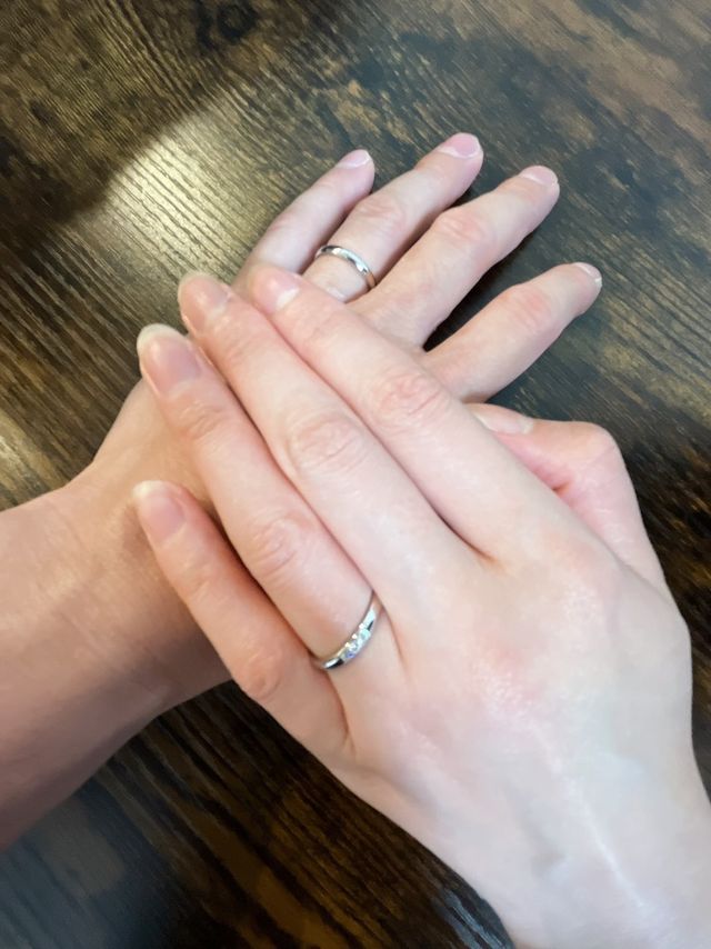 2人とも細めのデザインを選んだのでシンプルで気に入っています