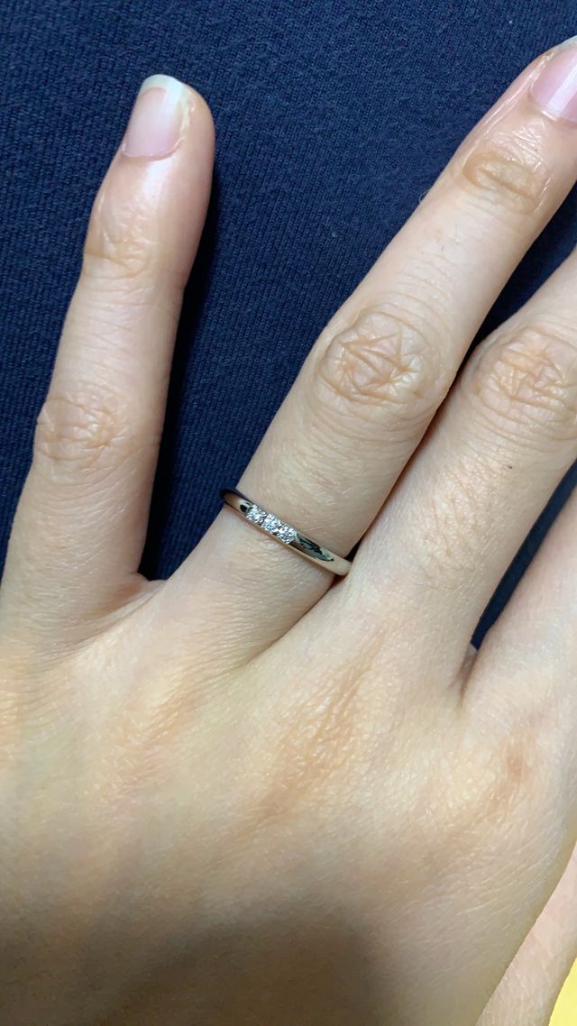着用時の指輪です。光が当たるたびにダイヤがピカピカ輝きます。