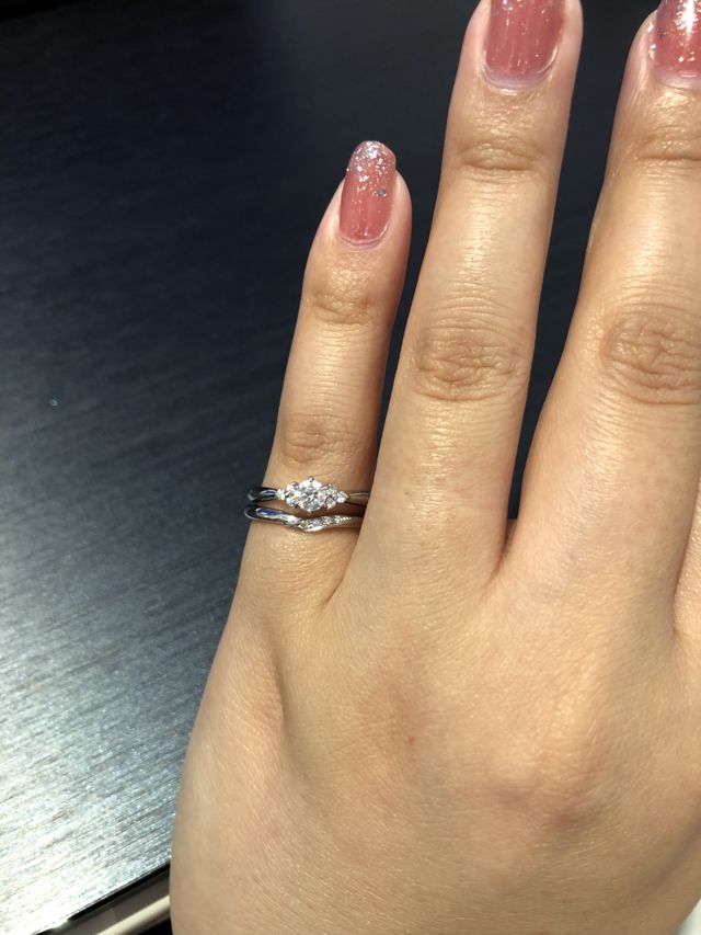 ※婚約指輪は購入済み、結婚指輪の試着中の為小指にしています