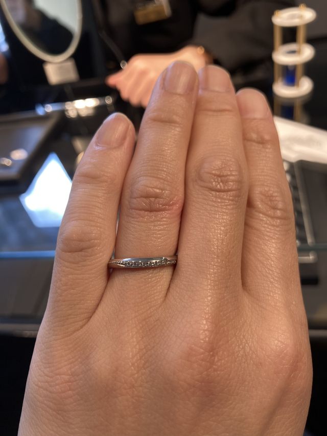 斜めに入ったダイヤモンドとミル打ちのラインが素敵