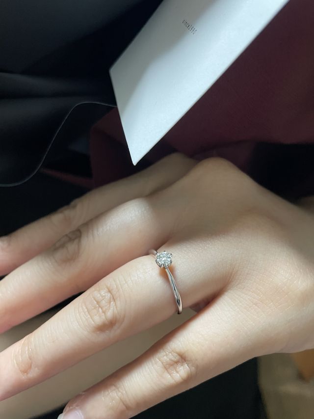 花束と婚約指輪です。