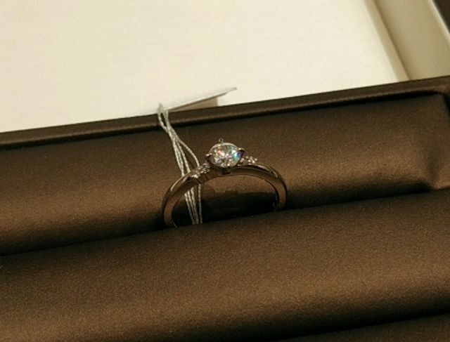 複数のメレダイヤモンドを持つリングが特徴です。