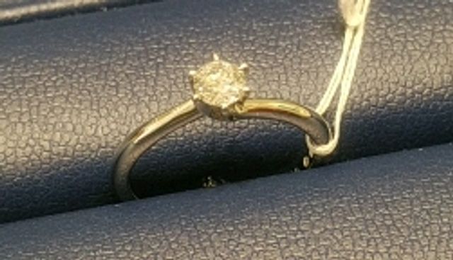 6爪でしっかりダイヤモンドを支えるデザインです。