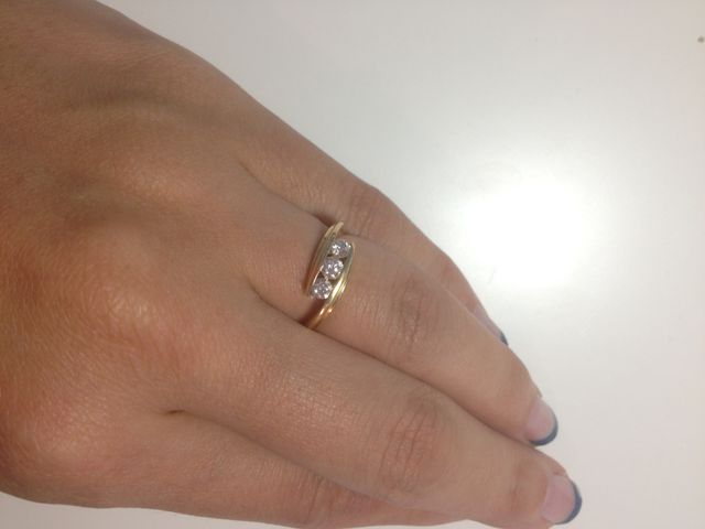 華奢なゴールドリングに３粒のダイヤモンドが配置されています。